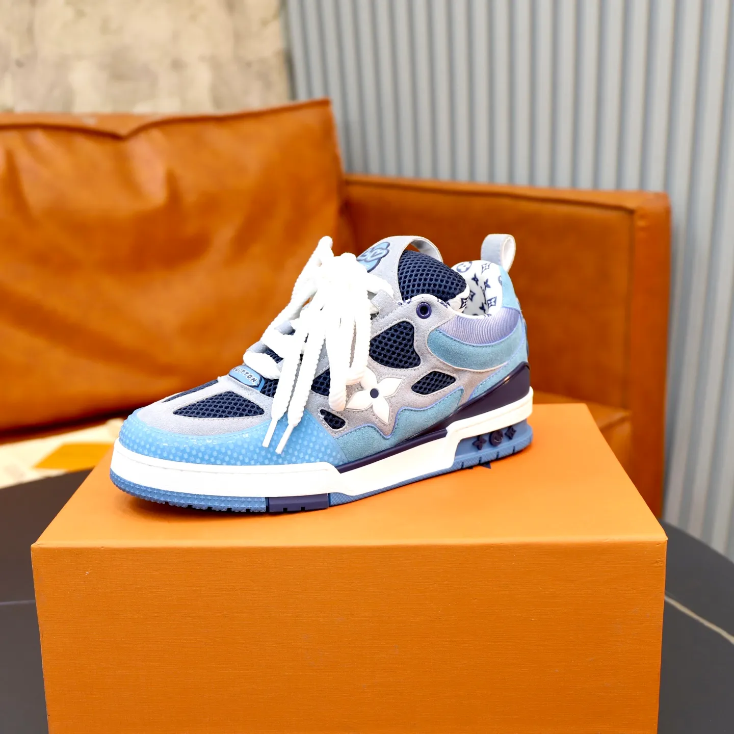 Ex-factory price: 860💰LV Couple👫Louis Vuitton TRAINER sneakers classic Louis Vuitton men's artistic director Virgil Abloh picked inspiration to create this LV Trainer sneaker. Yingze crystal inlays present a colorful effect. VS can be matched with two gorgeous effect colors. The LV letter logo badge on the tongue is gorgeous and noble. The LV letter is decorated on the side. The outsole is decorated with a Monogram flower pattern. It shows the trend of elegance and nobility! Men's and women's models: 35-46